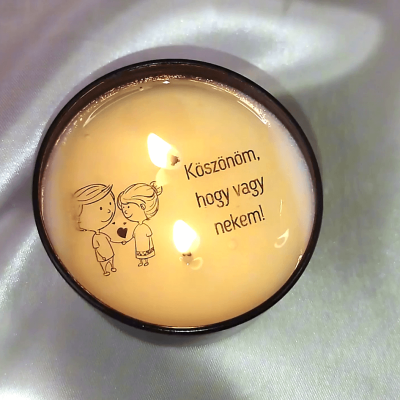 Egyedi üzenetes gyertya kiolvadása a meggyújtás után, felgyorsított videó